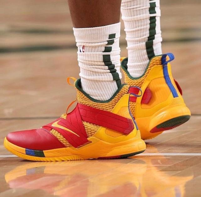 甘超对阿奇姆彭做闭嘴手势，钟义浩扳平比分后做同样手势回击（甘超向阿奇姆彭做噤声手势，钟义浩扳平后以同样动作回敬）