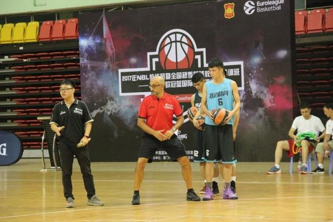 记者：老佛爷今天开启了机关枪模式，演讲的精彩程度前所未有（记者：老佛爷今日火力全开，演讲精彩空前）