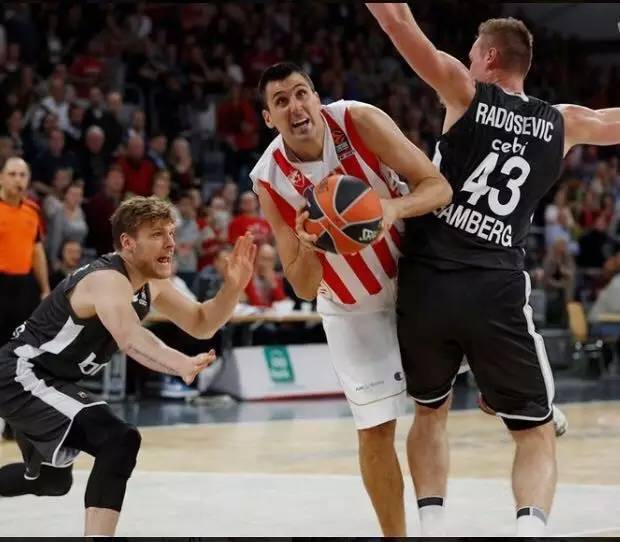 尼克斯击败雄鹿成功晋级，近7场两队对决尼克斯6胜1负（尼克斯力克雄鹿挺进下一轮，最近7次交锋6胜1负）