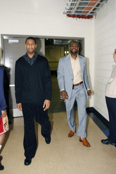 镜报：买安德森要1亿-1.2亿镑，曼联可能通过出售5人筹集资金（镜报：安德森标价1亿至1.2亿镑，曼联或出售5人筹资）