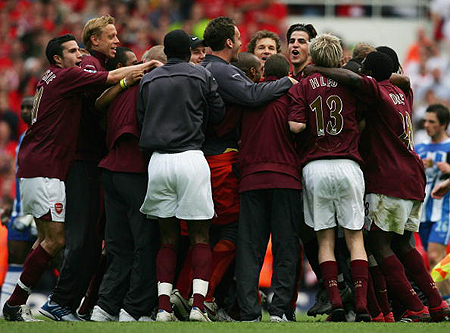 印媒披露：一名官员在索要签名时划伤梅西，后者要求离场（印媒：官员索签名时划伤梅西，梅西随即要求离场）