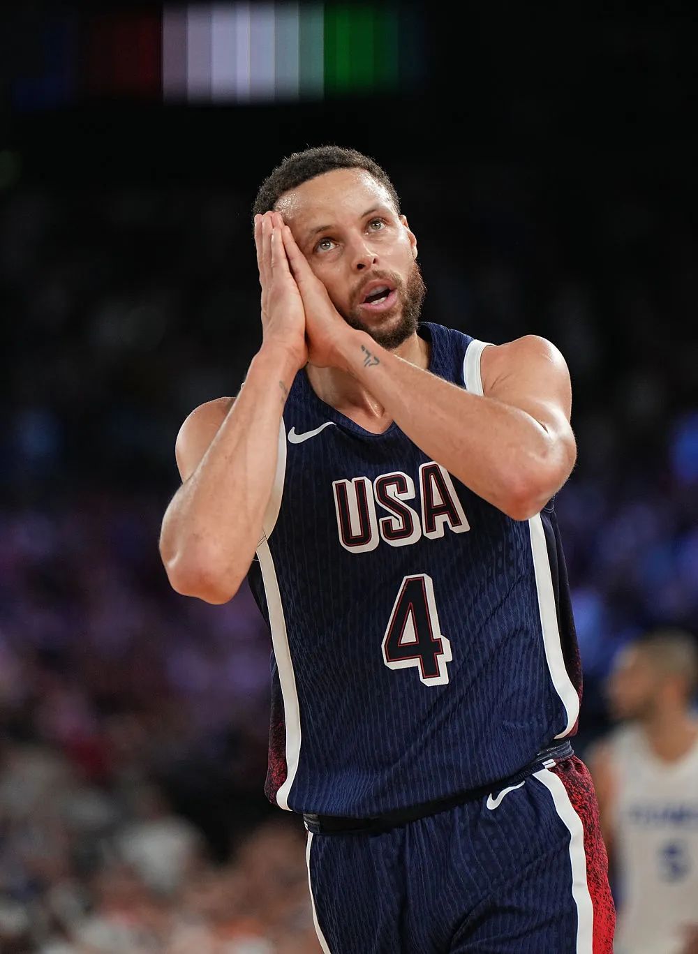 表现惊艳！伊力福拉提10中6贡献17分&半场上演精彩压哨（状态火爆！伊力福拉提10投6中砍下17分，半场奉上压哨好戏）