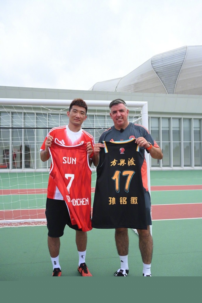 中国球员留洋要分几步走？看看日本足球的“参考答案”（中国球员留洋如何分步推进？日本足球给出示范答案）